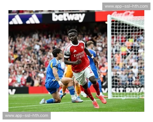 镜头捕捉：热刺后卫一对一盯防阿森纳边锋萨卡激烈对抗